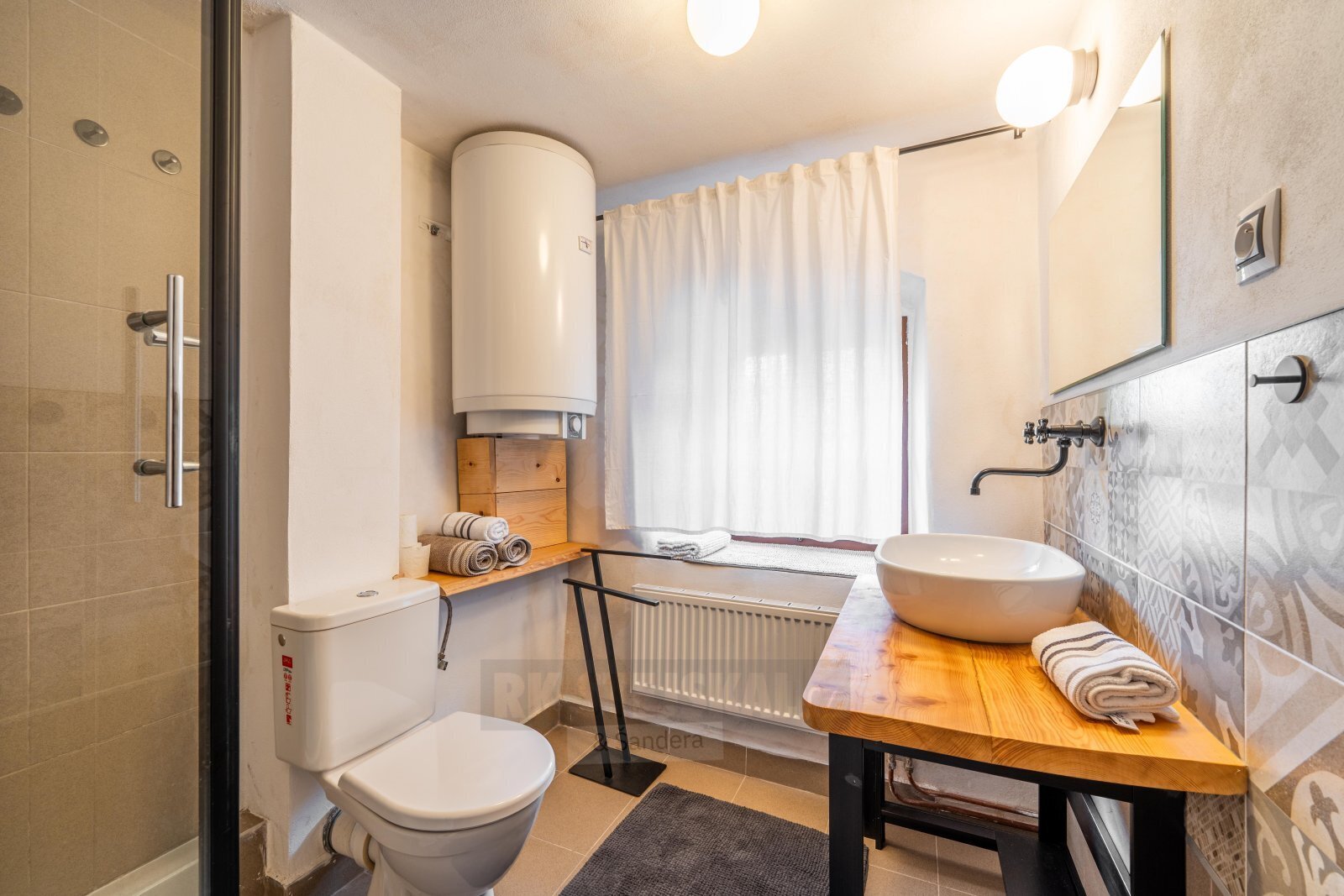 menší apartmán - koupelna