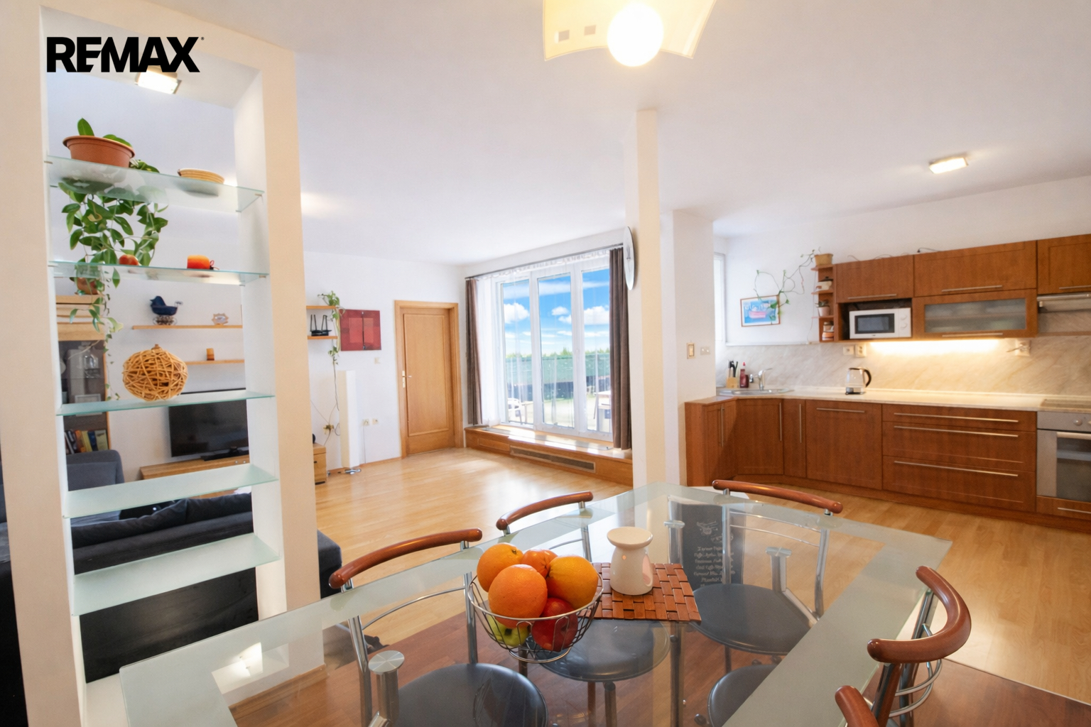 obývací pokoj s jídelnou a kuchyní