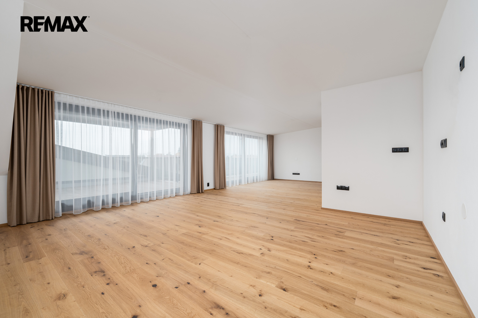 Pohled od kuchyňské linky do obytné místnosti