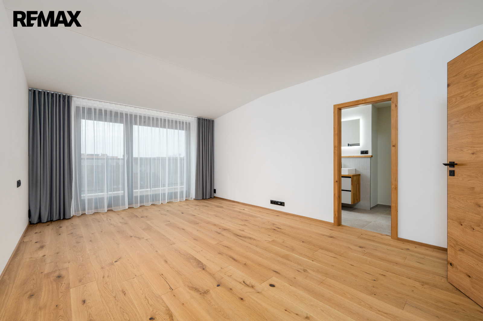 Ložnice s vlastní koupelnou a terasou