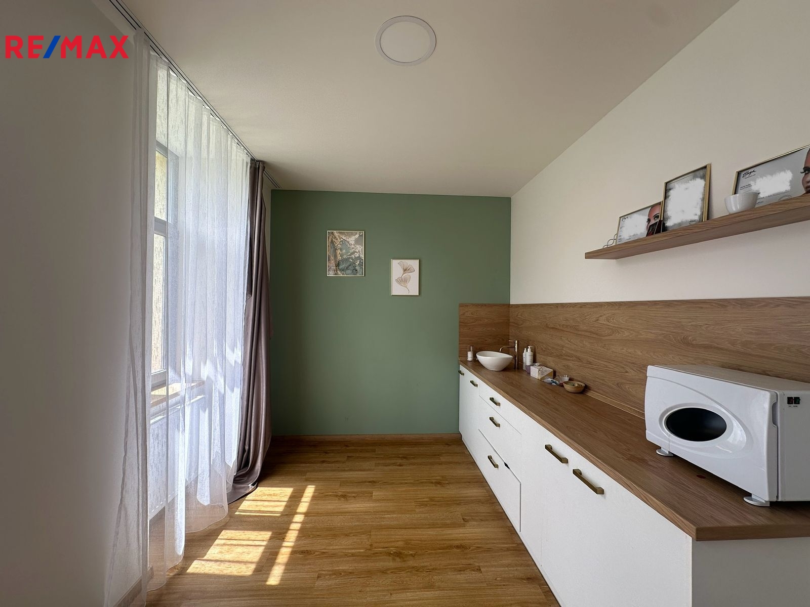 neprůchozí pokoj s pracovní deskou