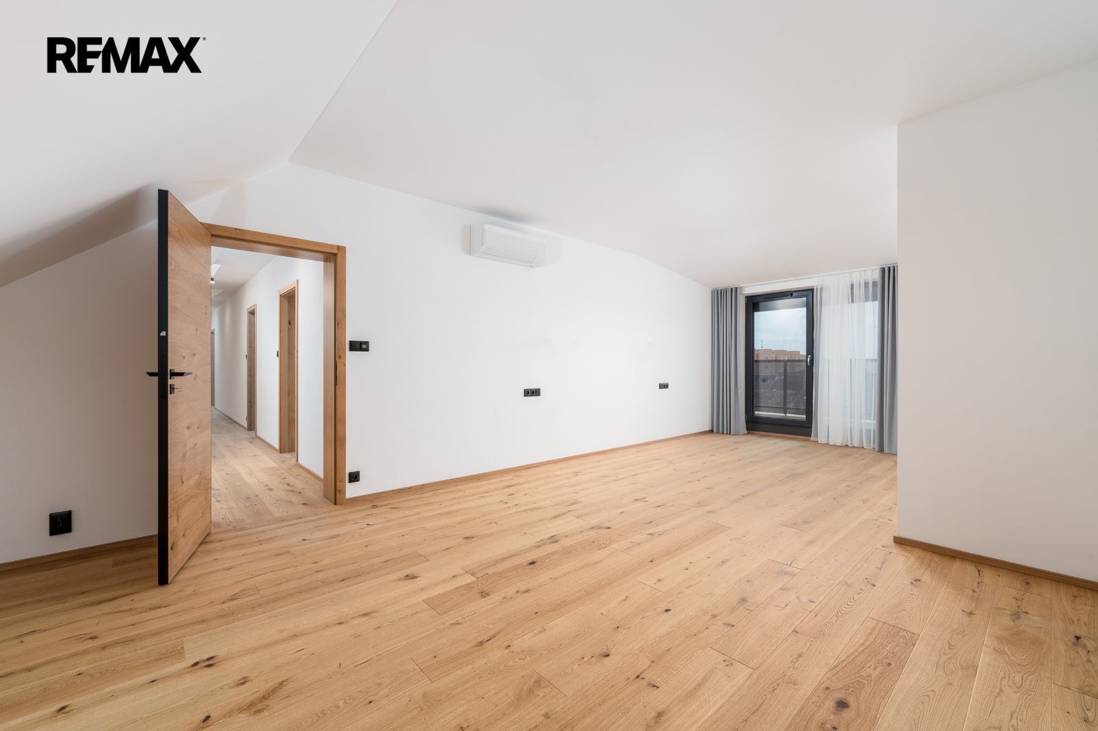 Druhý pokoj je umístěný v zadní části bytu