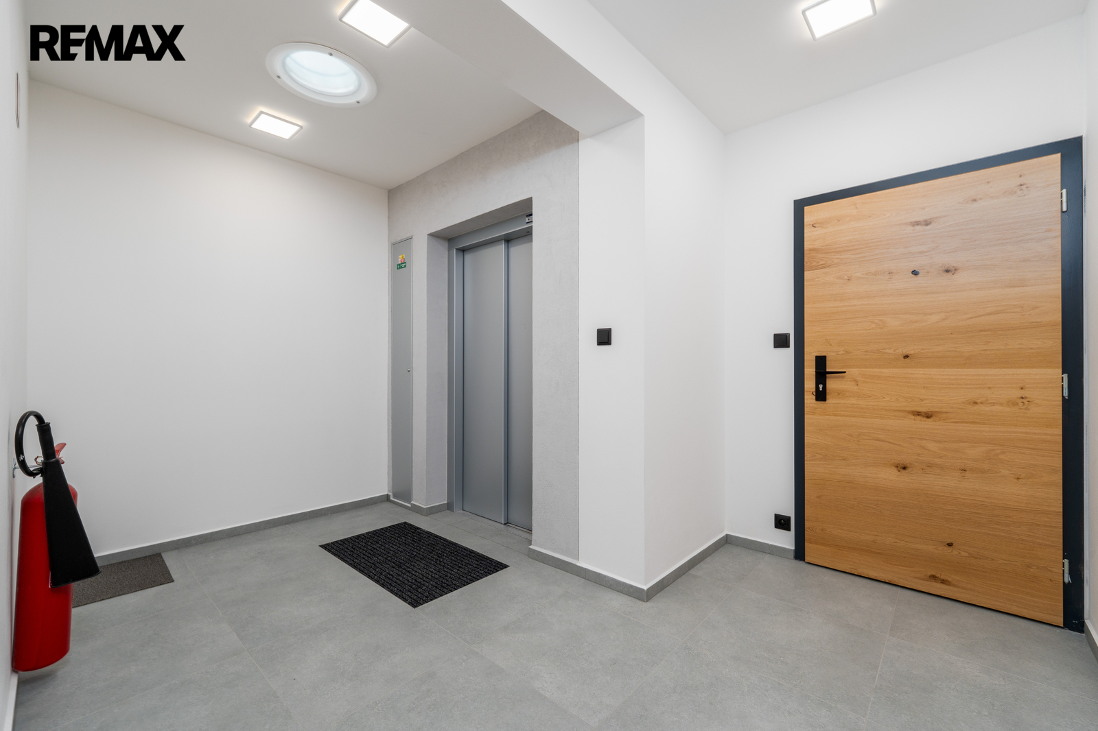 Výtah s výstupem přímo do bytu - pohled do vstupní haly bytu