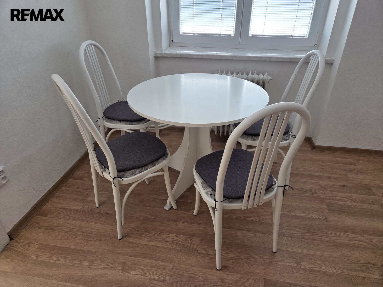 Kuchyně - jídelní stůl