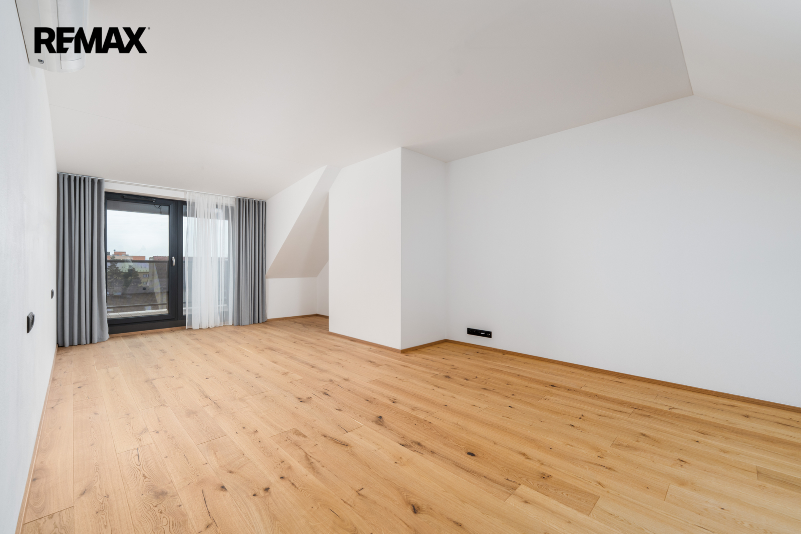 Druhý pokoj s výstupem na terasu