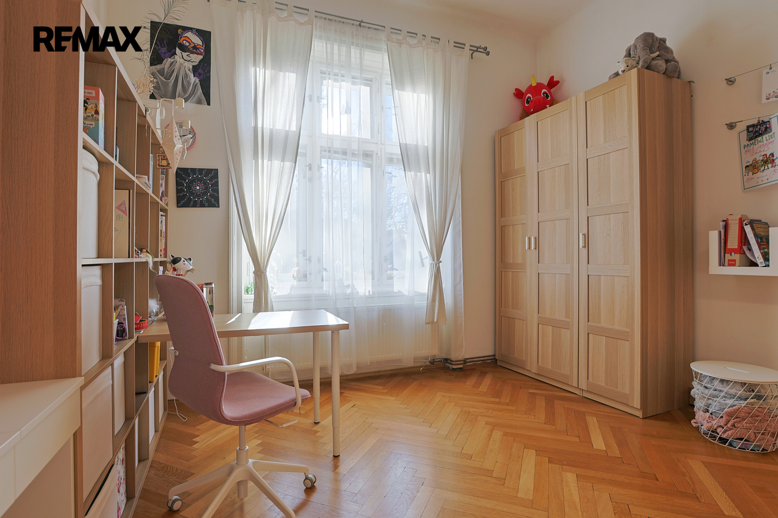 Dětský pokoj s vyvýšeným spaním