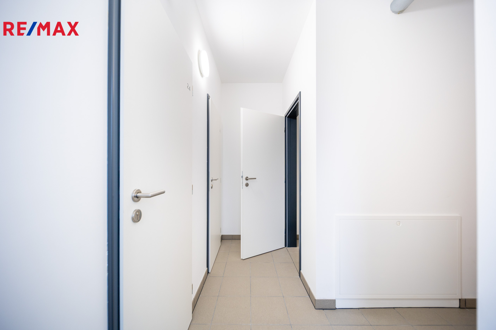 Sklad na patře - vstup do společných prostor