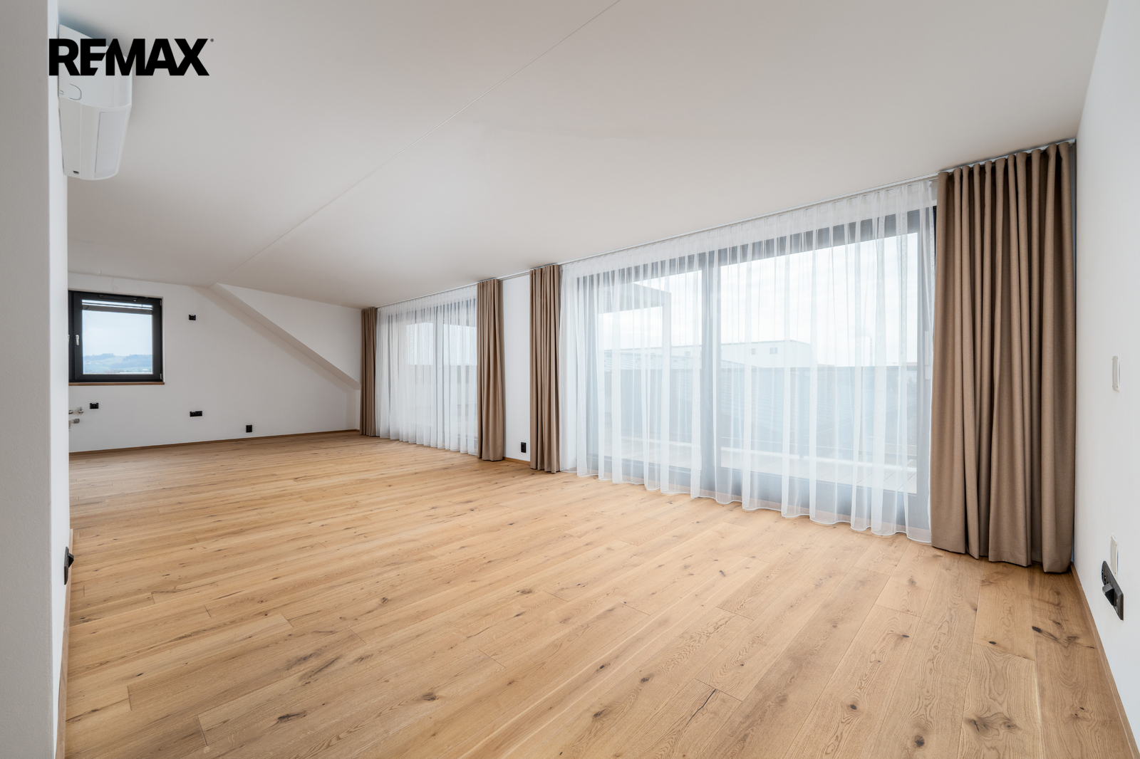 Posuvné HS portály po celé délce obytné místnosti