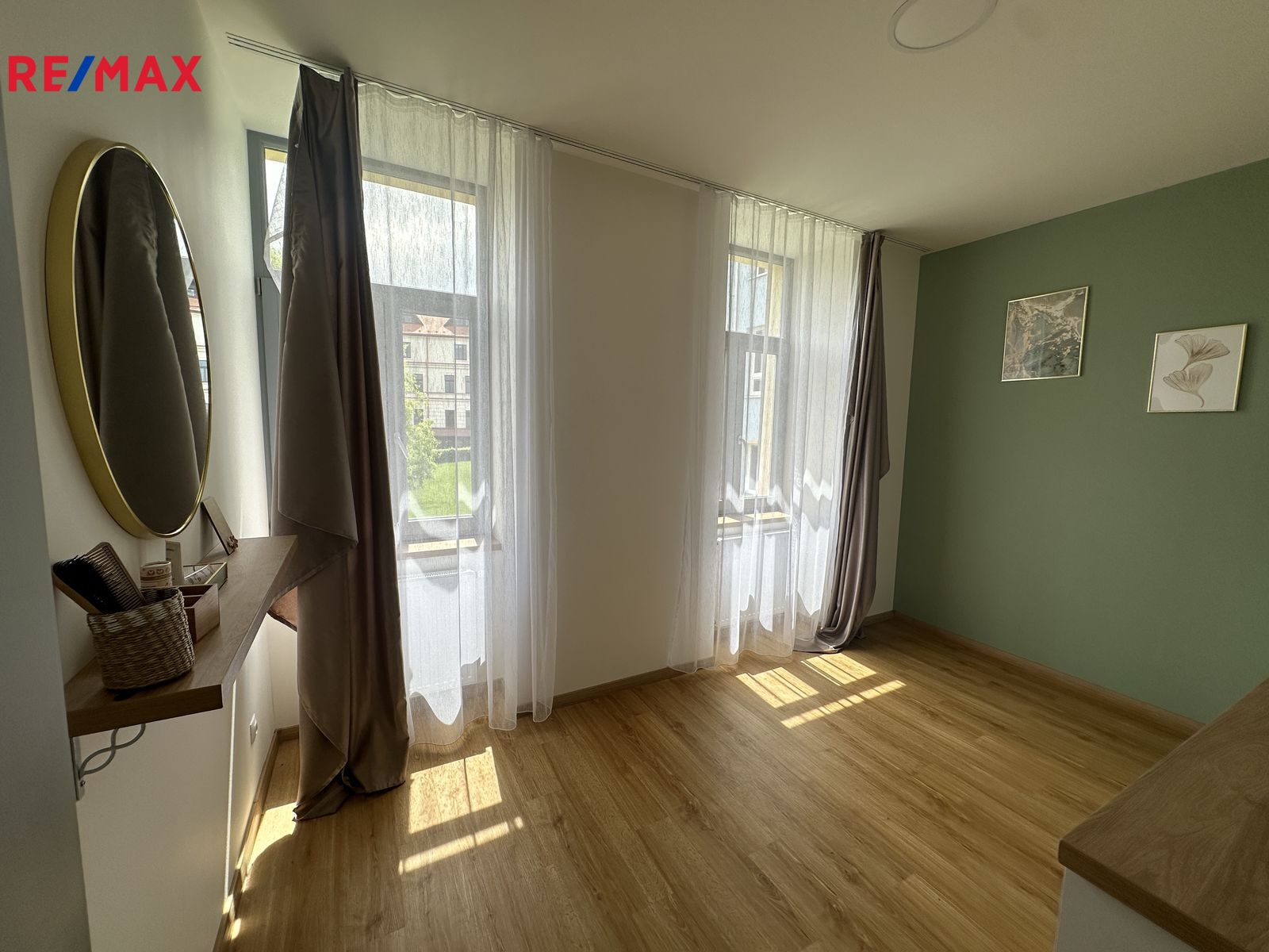 neprůchozí pokoj s pracovní deskou