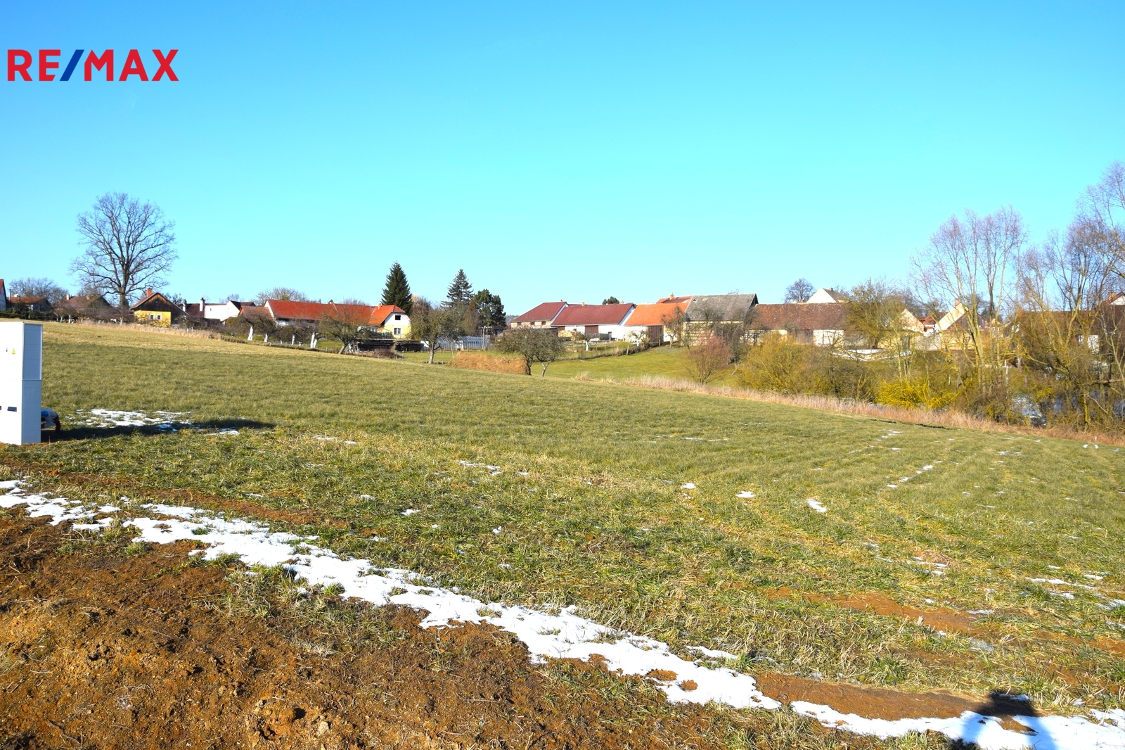 Pozemek, pohled z cesty