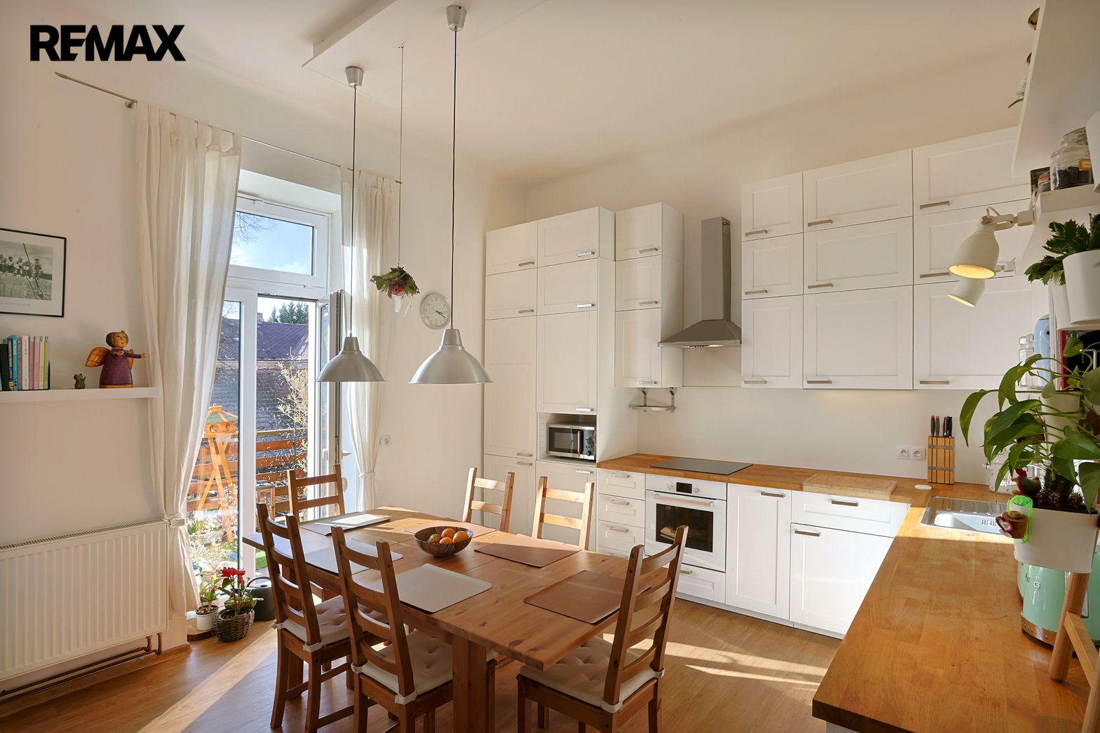 Kuchyně se vstupem na terasu