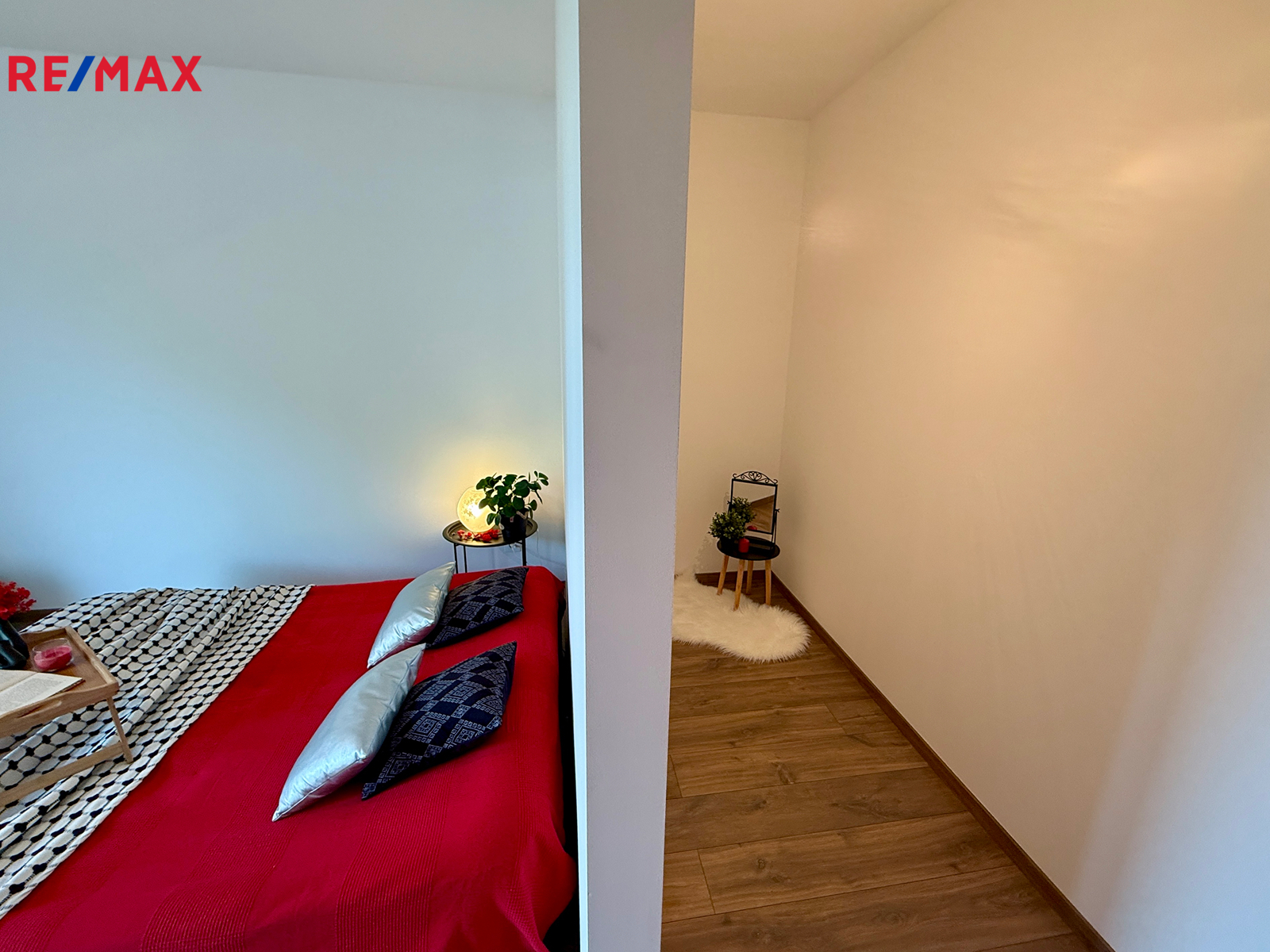 3 parkovací stání, z toho 1 zastřešené, oplocený p