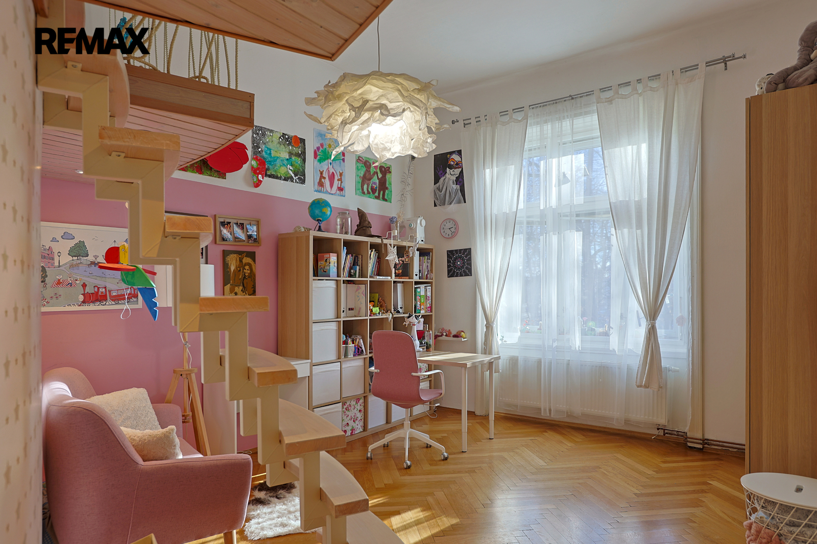 Dětský pokoj s vyvýšeným spaním