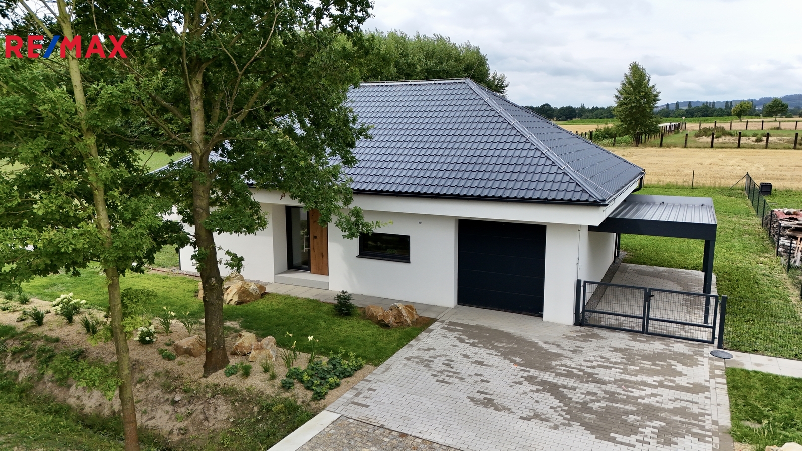 3 parkovací stání