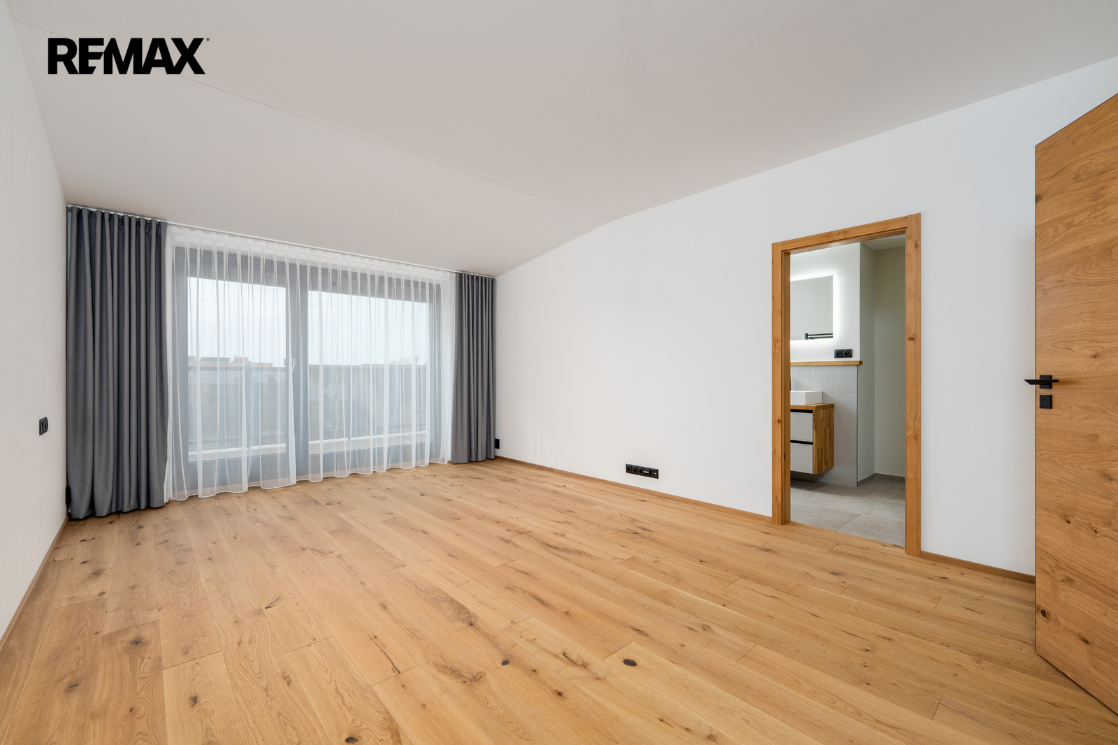 Ložnice s vlastní koupelnou a terasou