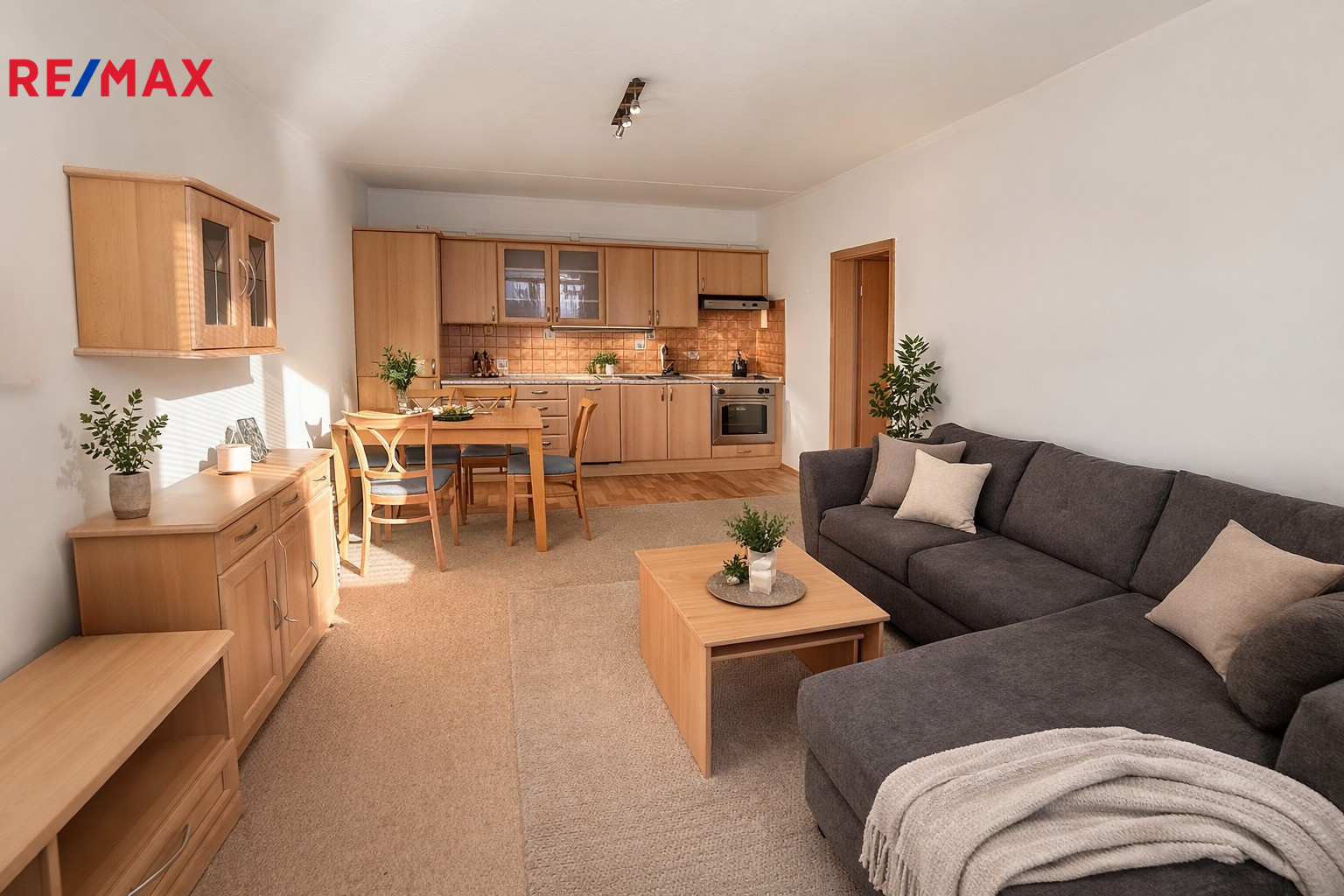 obývací pokoj s kuchyní se vstupem na balkon