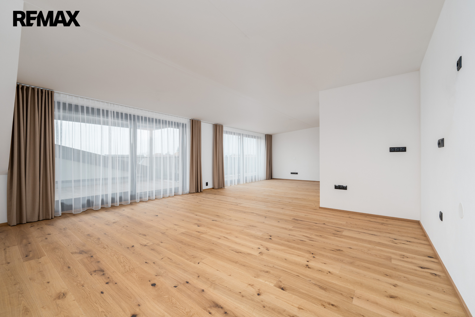 Pohled od kuchyňské linky do obytné místnosti