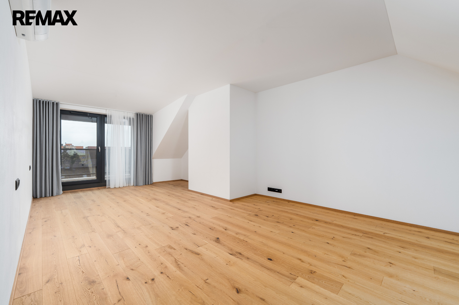 Druhý pokoj s výstupem na terasu