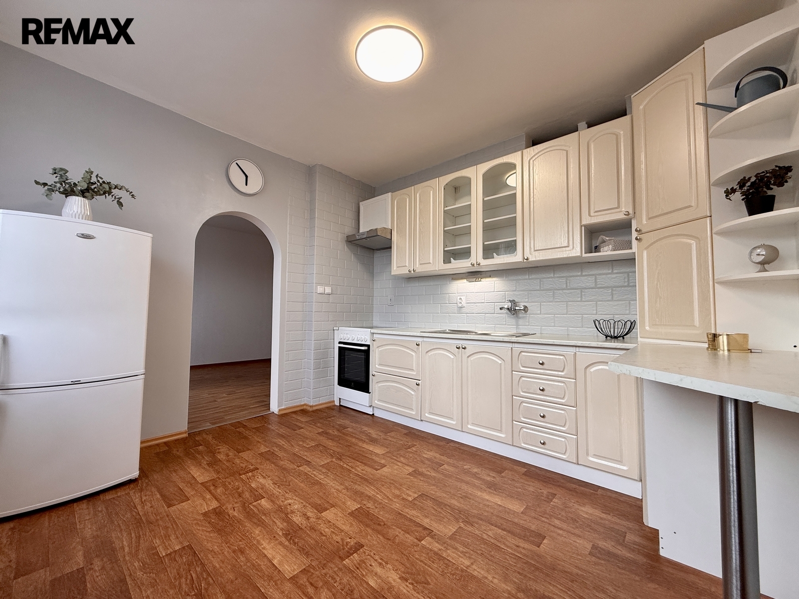 kuchyně vybavená novým sporákem s troubou, digesto