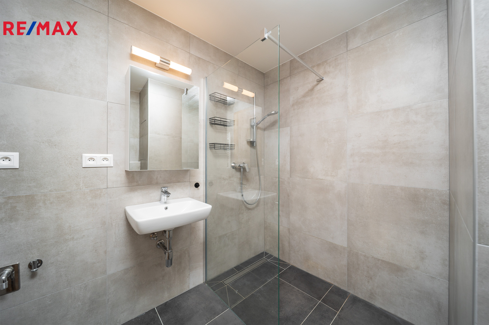 Koupelna s WC a sprchovým koutem