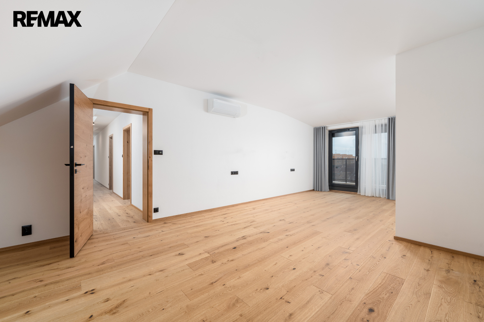 Druhý pokoj je umístěný v zadní části bytu