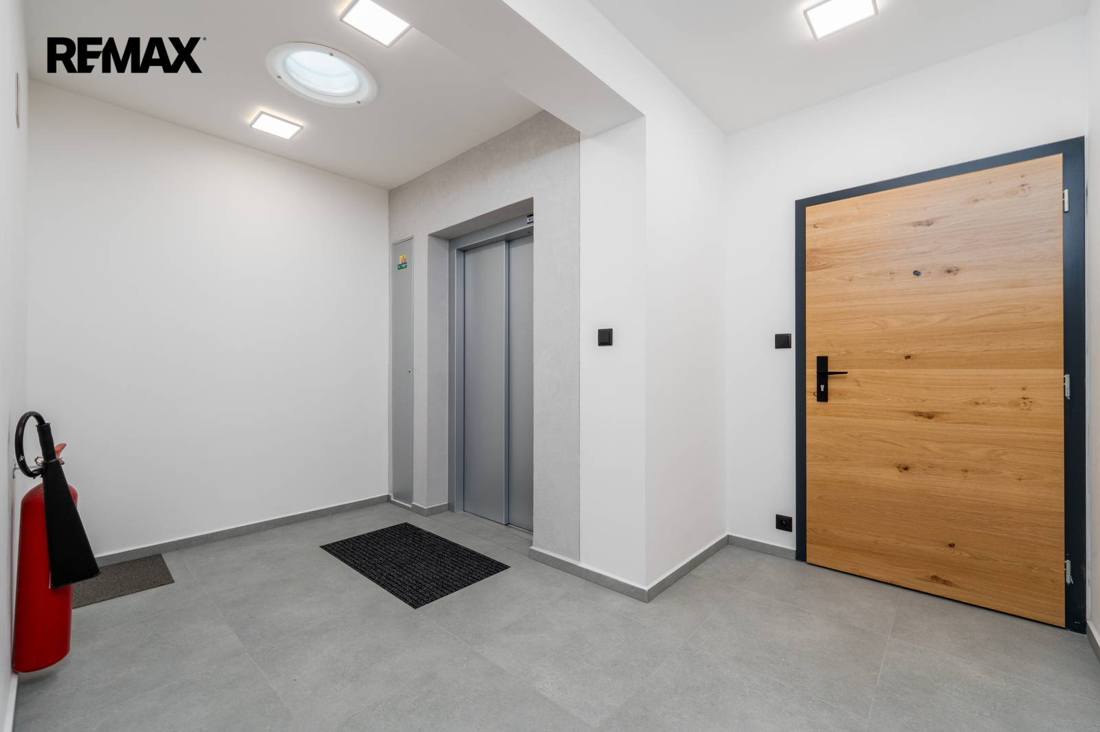 Výtah s výstupem přímo do bytu - pohled do vstupní haly bytu