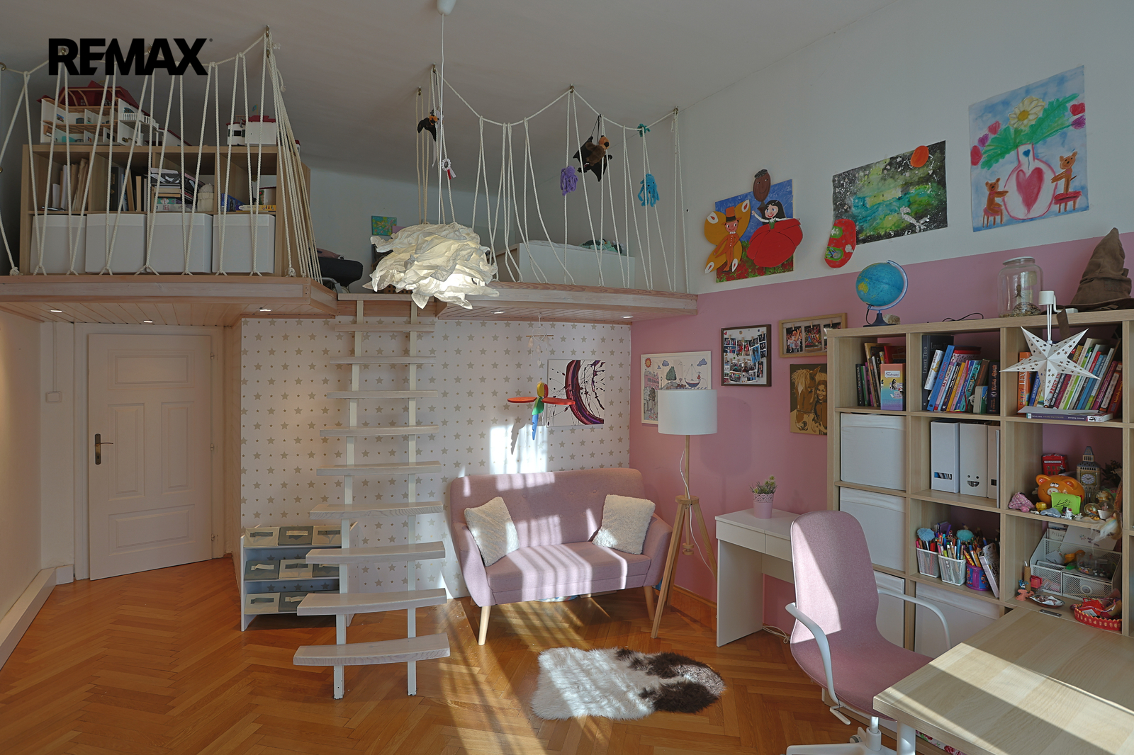 Dětský pokoj s vyvýšeným spaním