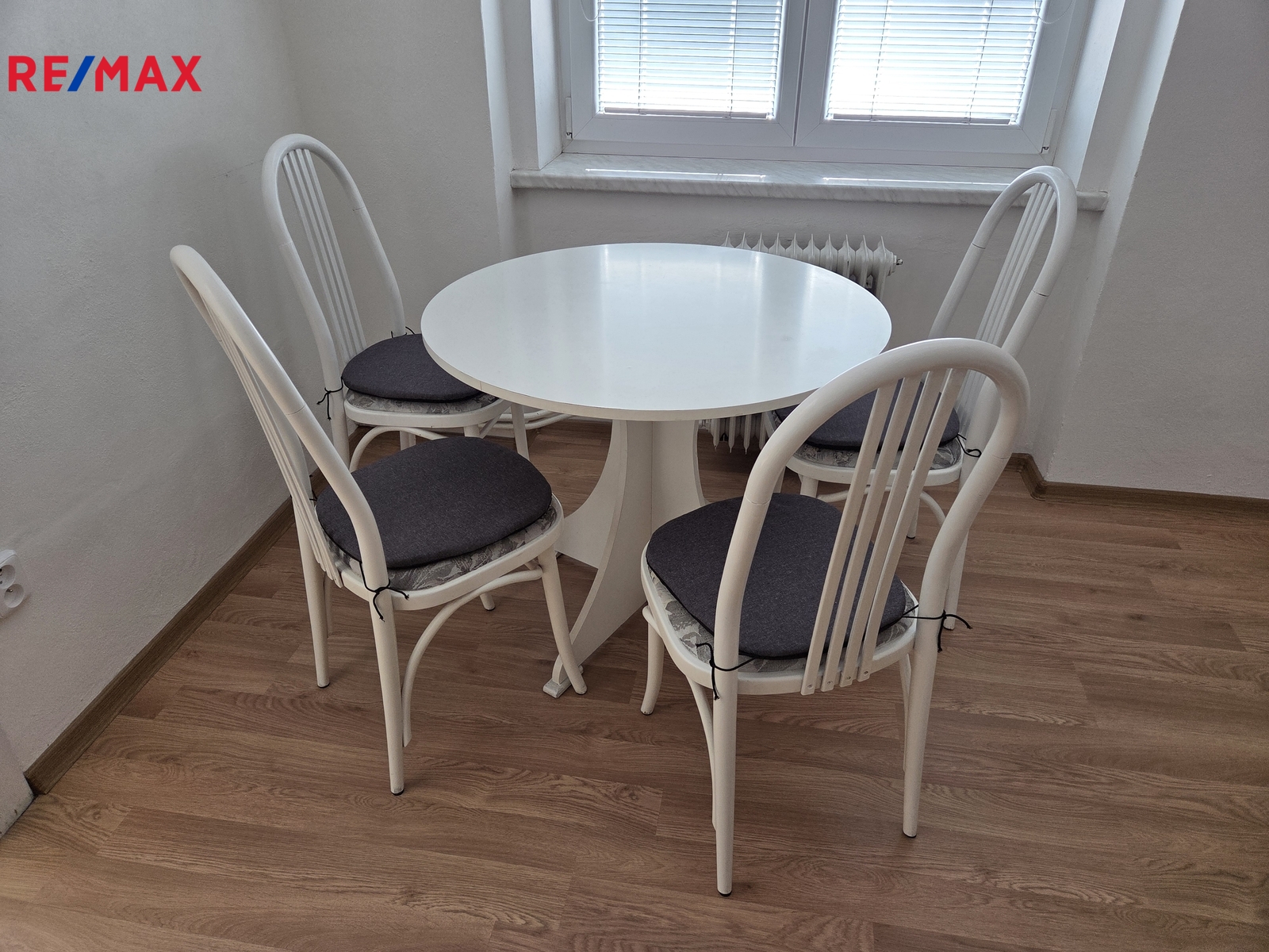 Kuchyně - jídelní stůl