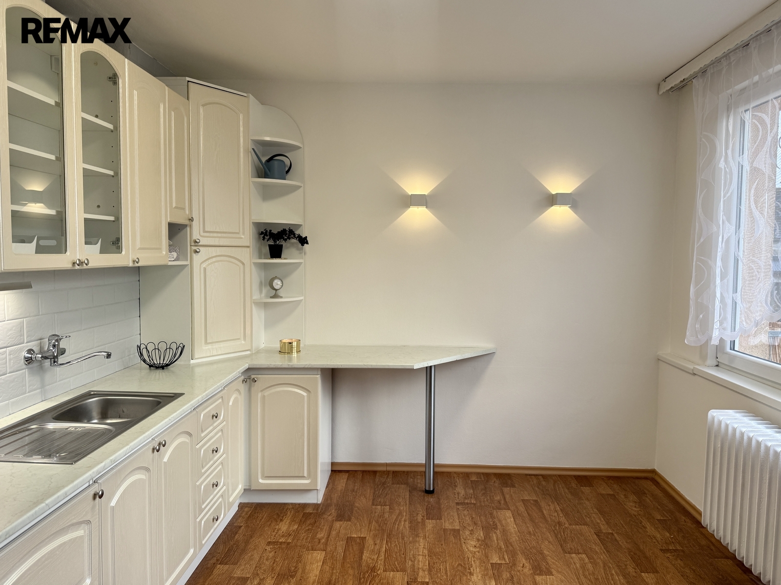 kuchyně vybavená novým sporákem s troubou, digesto