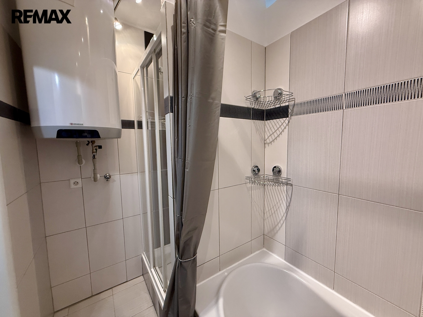 V koupelně je vana i sprcha a prostor na pračku