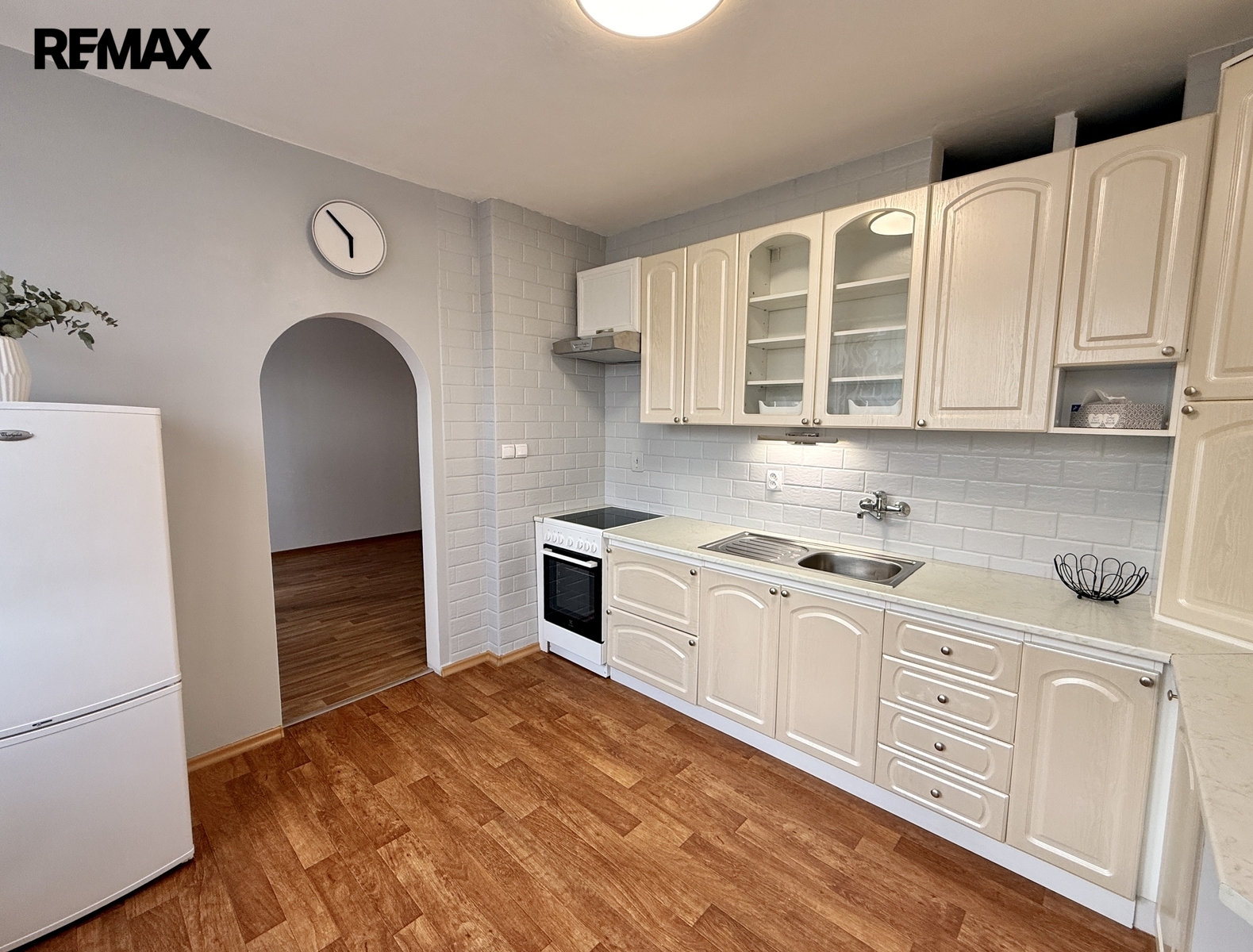 kuchyně vybavená novým sporákem s troubou, digesto