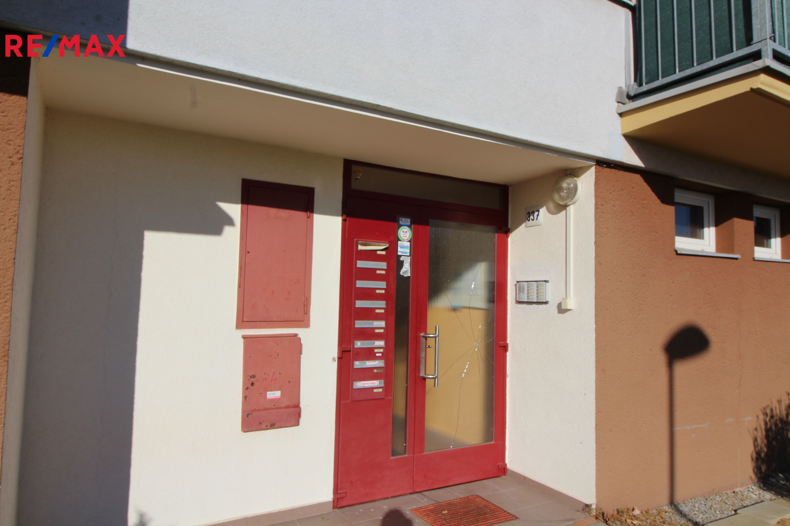 k bytu lze dokoupit garáž