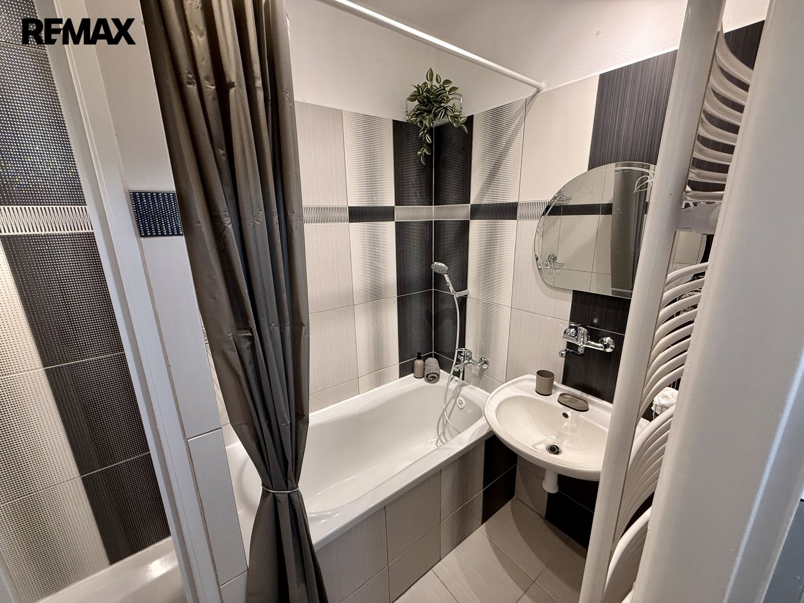 V koupelně je vana i sprcha a prostor na pračku