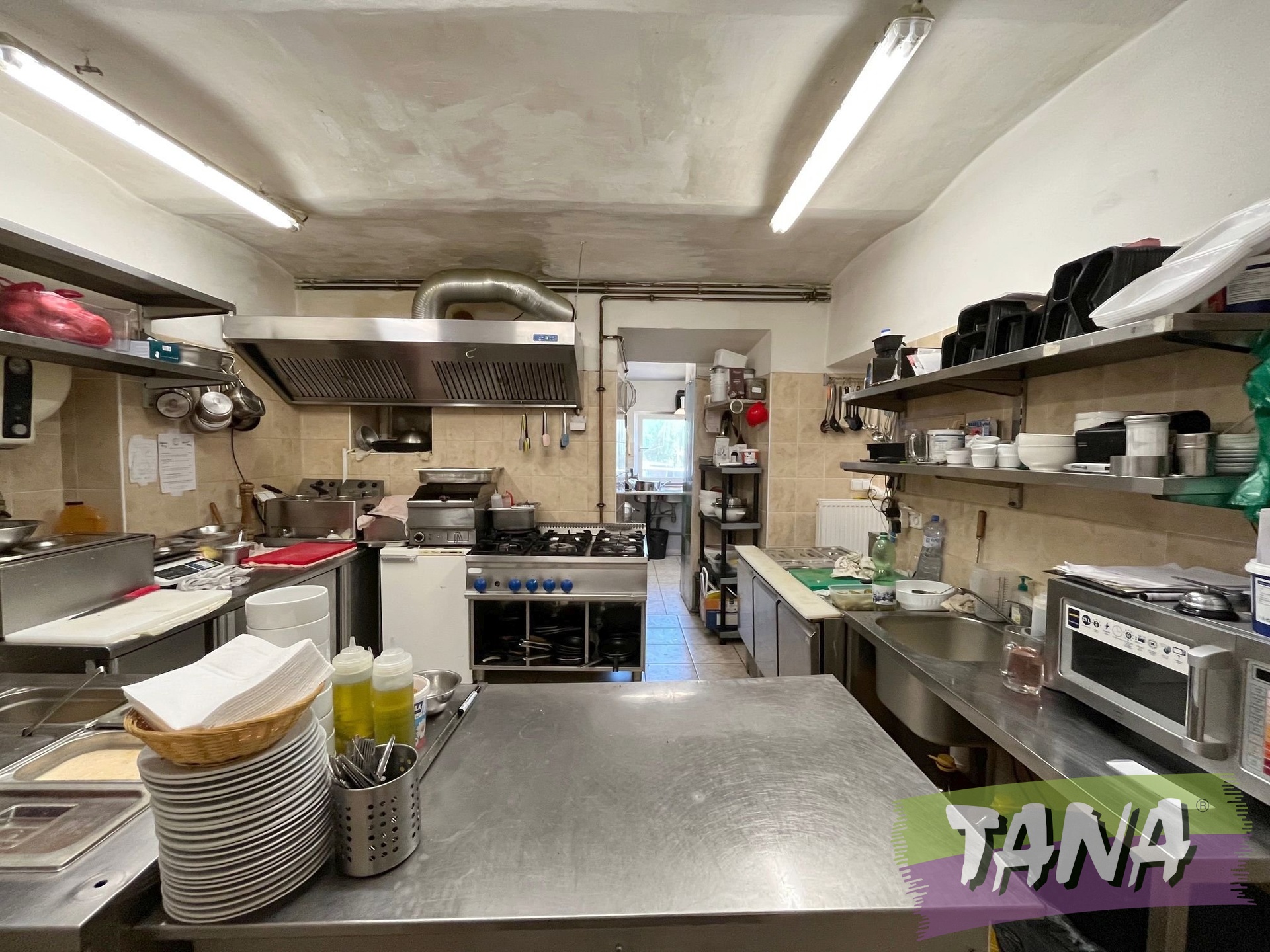 kompletně zařízená kuchyň v restauraci