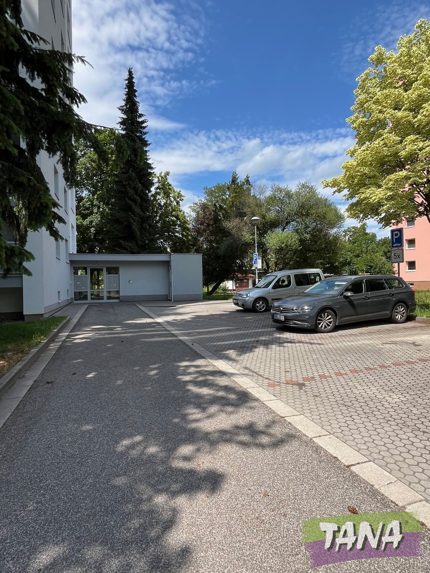 vstup do domu s parkovištěm