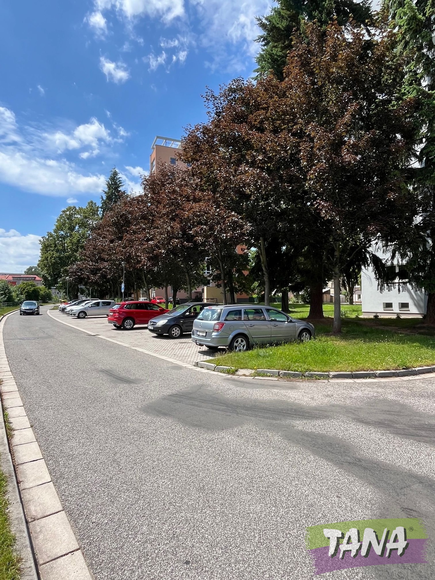 příjezd k domu s parkovištěm