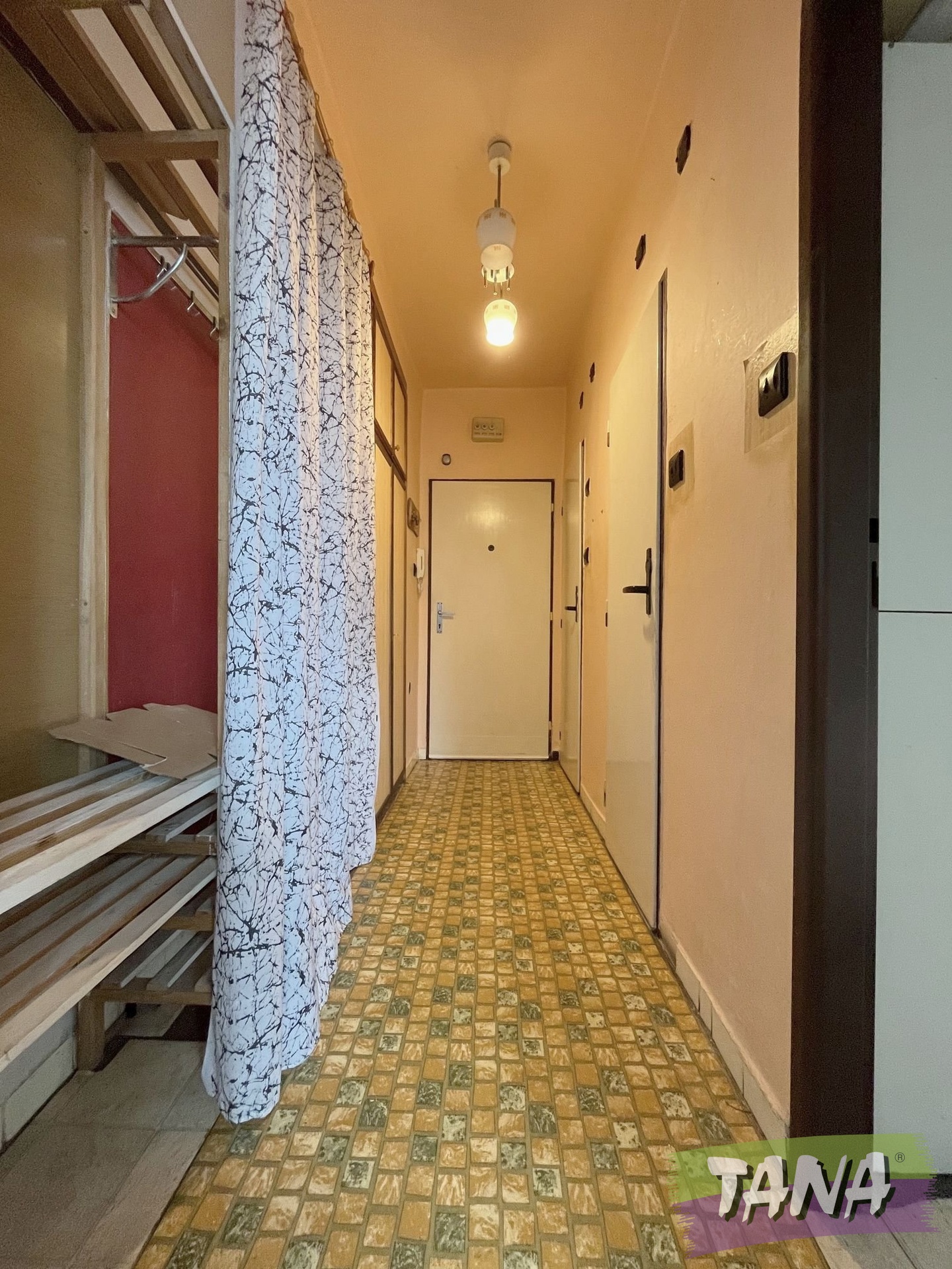 vstupní chodba s vestavěnými skříněmi