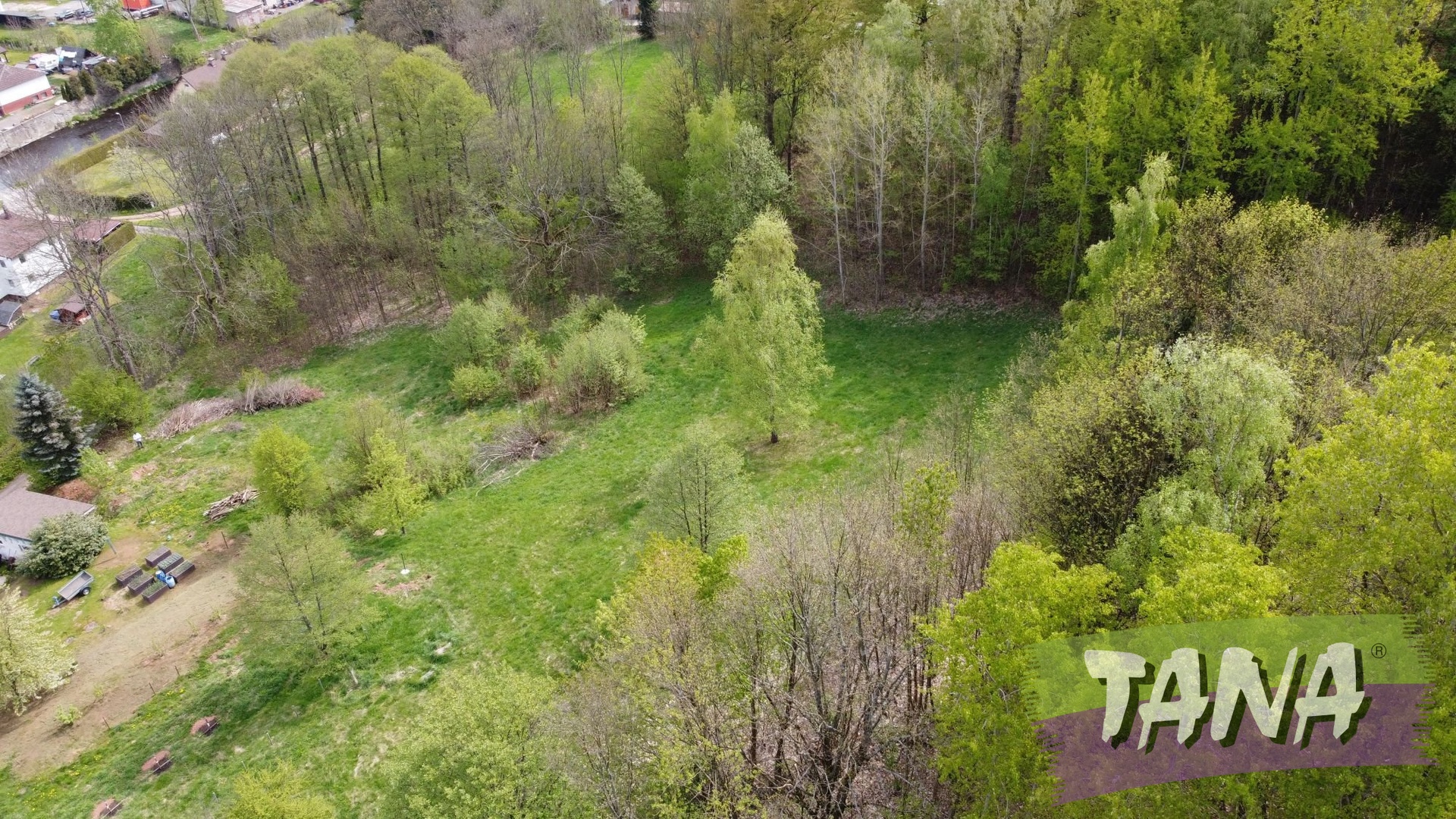 pohled na převážnou část pozemku k východu