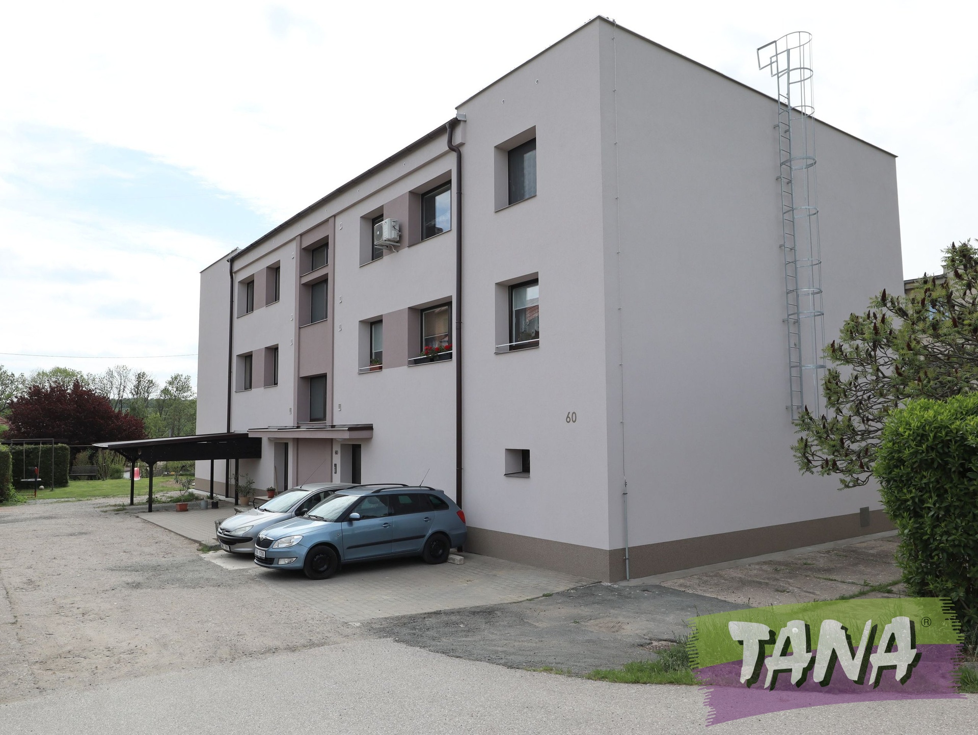 dům se vstupem a parkovištěm