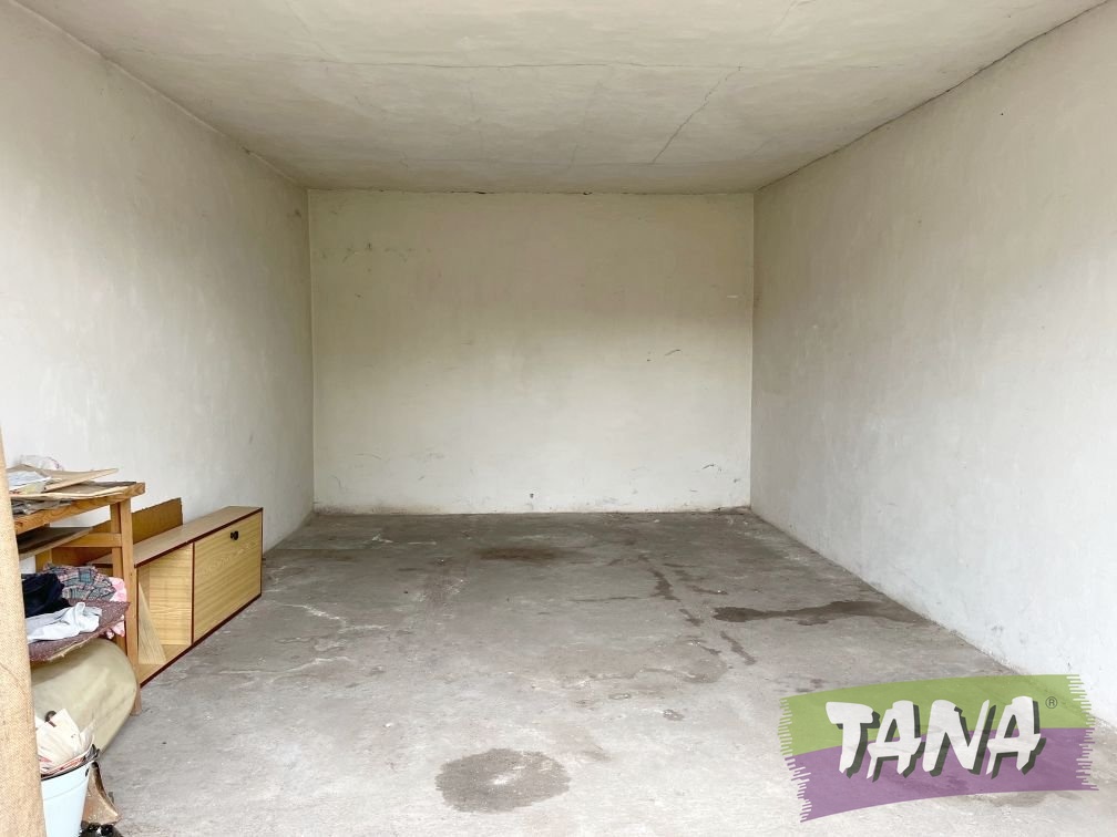 vnitřní prostor garáže