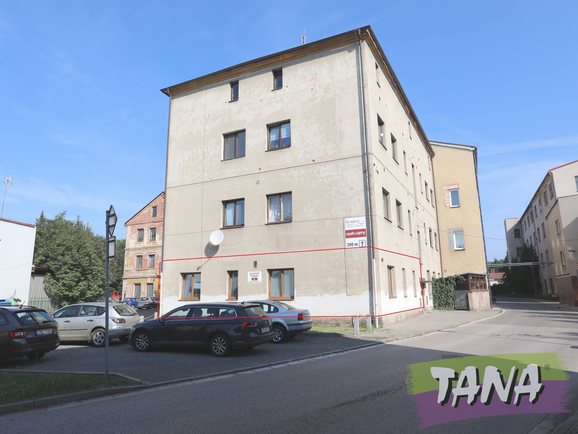 dům s bytem v přízemí a parkovištěm