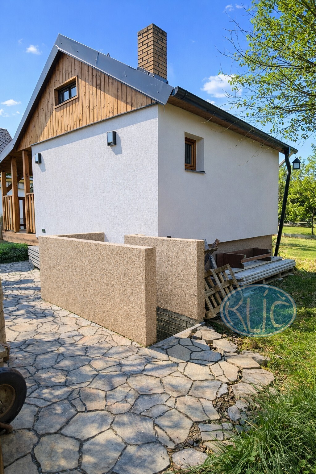 Slunečný den u jednopatrového domu (1).jpg