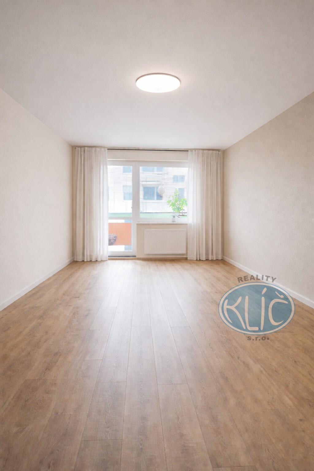 Prázdný obývací pokoj s balkonem - ilustr. foto.jpg