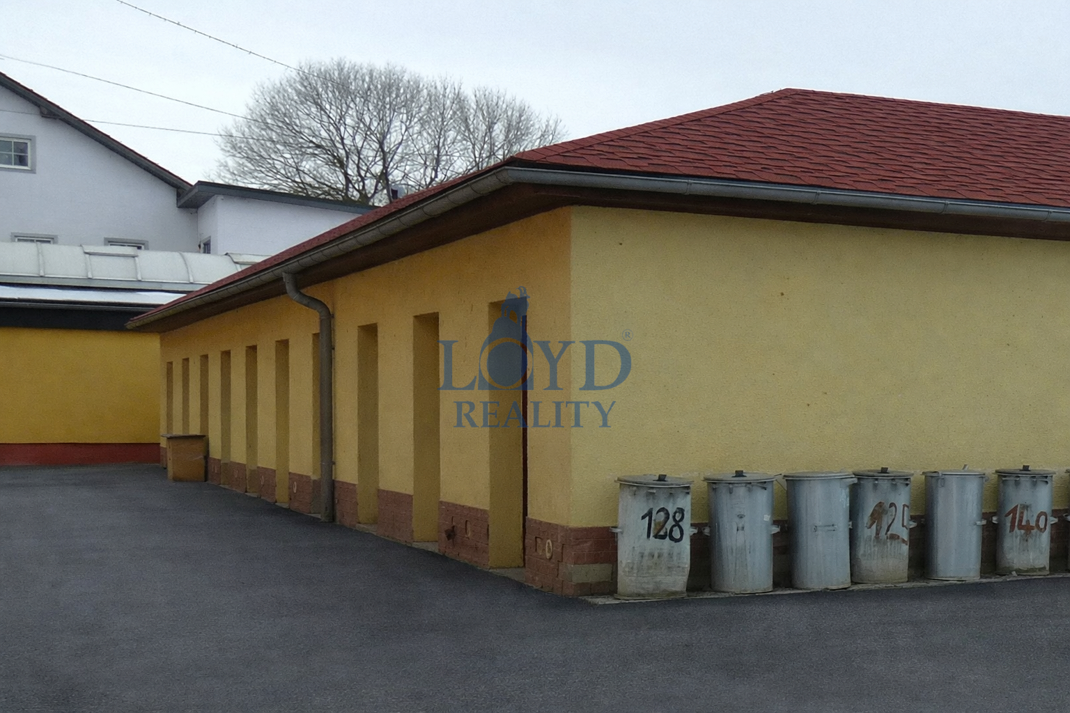 obecní kůlny za domem