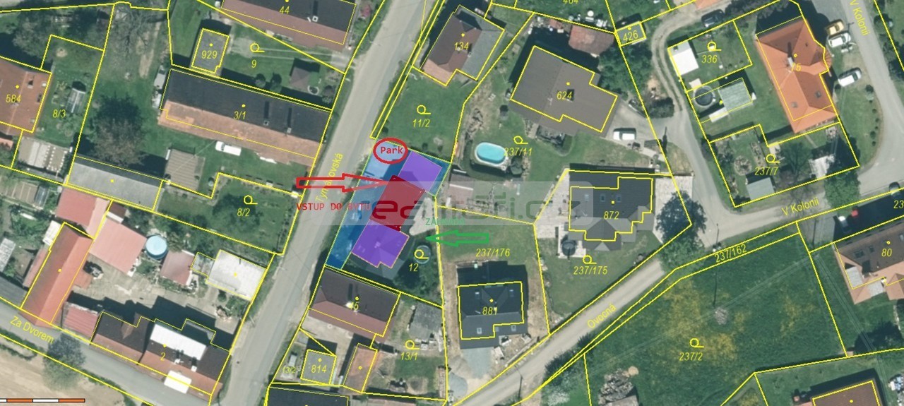 Plánek domu s bytem 2+1, zahrady a P stání