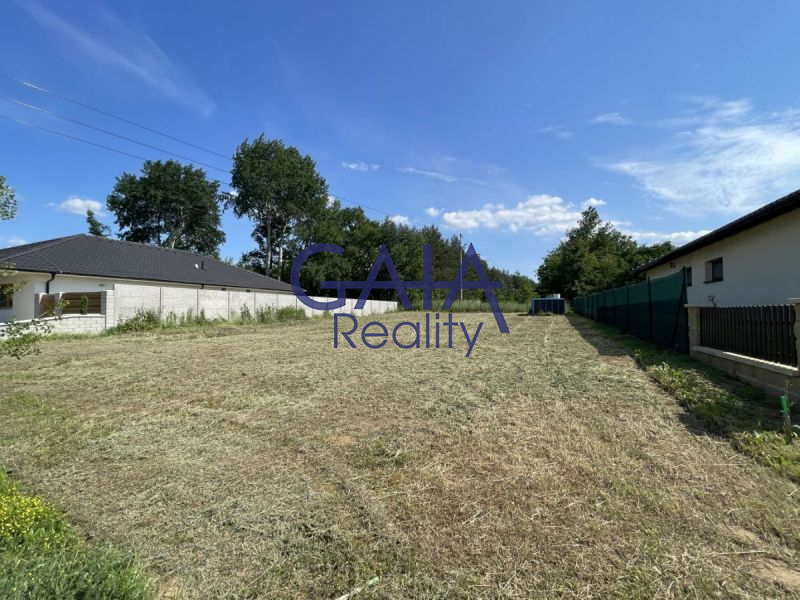 Pozemek u lesa se stavebním povolením