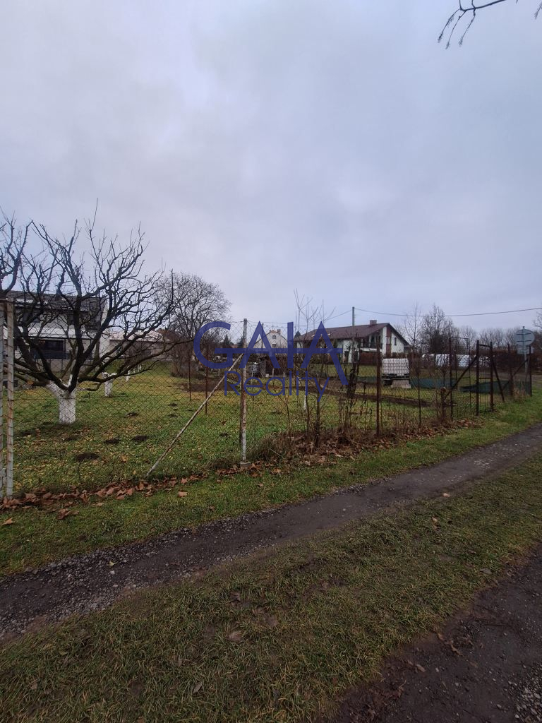 Pronájem zahrady se zahradní kůlnou 