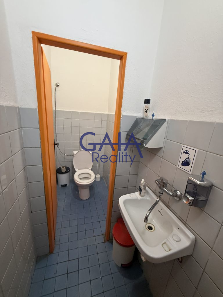 Komerční objekt po rekonstrukci s fotovoltaikou 