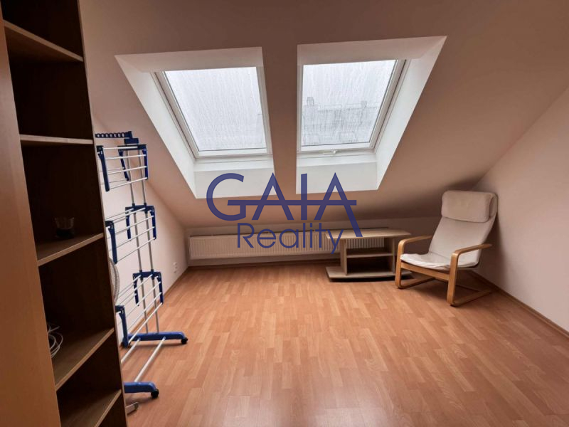 Pronájem hezkého podkrovního bytu 3+kk, 70 m²