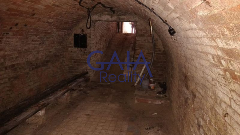 Prodej vinného sklepa s krásným kvelbem a zahradou